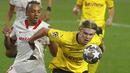 Striker Borussia Dortmund, Erling Haaland, berebut bola dengan pemain Sevilla, Jules Kounde, pada laga Liga Champions di Stadion Ramon Sanchez Pizjuan, Kamis (18/2/2021). Dortmund menang dengan skor 2-3. (AP/Angel Fernandez)