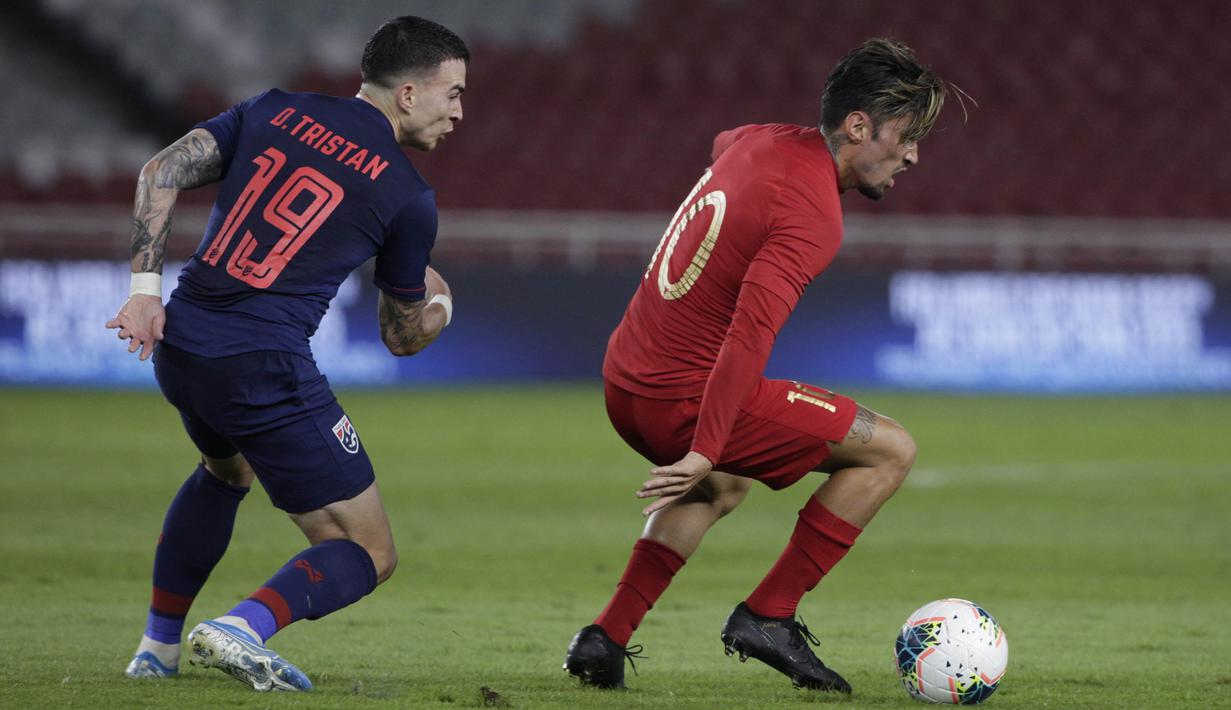 Gelandang Timnas Indonesia, Stefano Lilipaly, mengontrol bola saat melawan Thailand pada laga Kualifikasi Piala Dunia 2022 di SUGBK, Jakarta, Selasa (10/9). Timnas Indonesia kalah 0-3 dari Thailand. (Bola.com/Vitalis Yogi Trisna)
