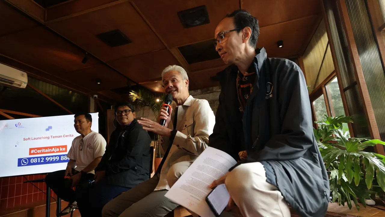 Politikus Ganjar Pranowo meluncurkan program khusus membantu anak muda menyelesaikan persoalan kesehatan mental dengan menggandeng 1.500 konselor yang bernama program Teman Cerita.