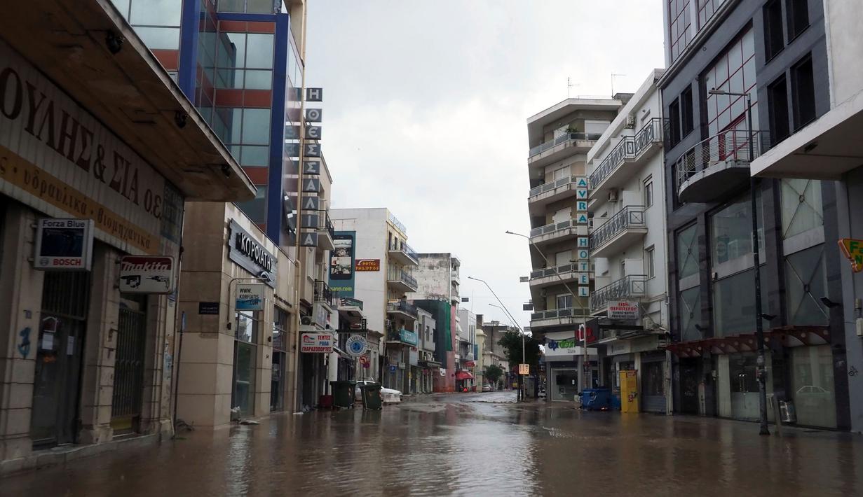 Air menutupi jalan utama setelah hujan badai di Volos, Yunani Tengah, Rabu, 6 September 2023. (AP Photo/Thodoris Nikolaou)