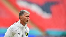 Pelatih Republik Ceko Jaroslav Silhavy mengawasi sesi latihan MD-1 di Stadion Wembley di London (21/6/2021). Hasil seri akan membuat poin dari Ceko dan Inggris tidak terkejar lagi oleh Skotlandia dan Kroasia. (AFP/Justin Tallis)