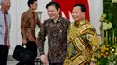 Menteri Pertahanan Indonesia yang juga merupakan Presiden terpilih untuk 2024-2029, Prabowo Subianto (kanan) bersama pemimpin Singapura berikutnya, Lawrence Wong (kedua dari kanan) berjalan setelah pertemuan mereka di Istana Kepresidenan Bogor di Bogor, 29 April 2024. (BAY ISMOYO/AFP)