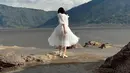 Gisel terlihat begitu gemulai saat menari untuk syuting video musik dari Setian Band di Gunung Bromo. Ibu dari Gempi itu memakai  sepatu hak tinggi berwarna putih saat menari. (Instagram/gisel_la)