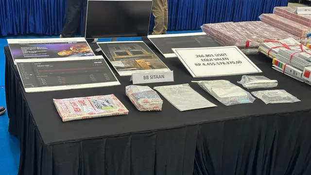 Barang bukti yang diamankan dalam kasus perusahaan sekuritas asal Inggris, markets.com diduga dibobol seorang Warga Negara Indonesia (WNI).