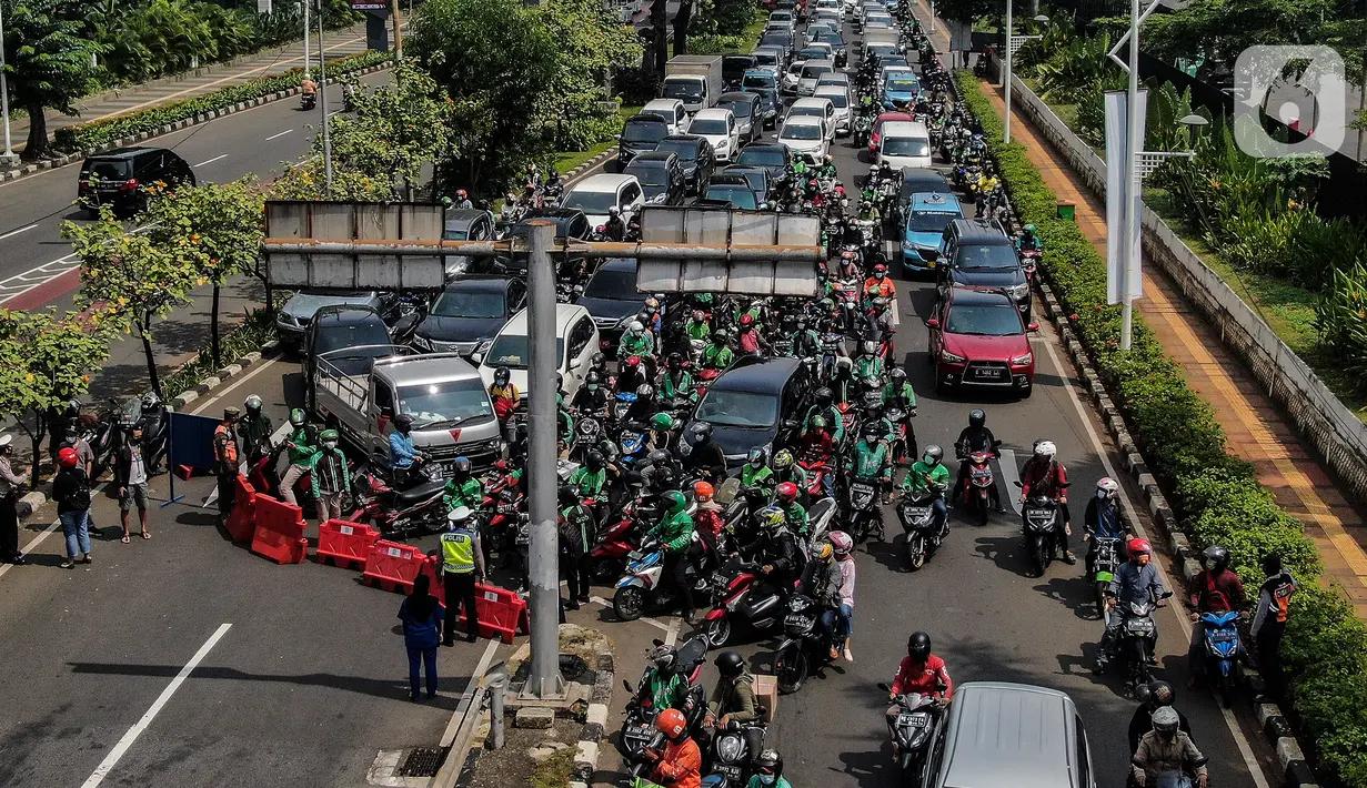 Aparat kepolisian melakukan penyekatan kendaraan saat PPKM Darurat di Pemuda, Jakarta Selatan, Kamis (15/7/2021). Polda Metro Jaya menambahkan penyekatan 100 titik yang ada di Jakarta dan sekitarnya pada hari ini hingga mengakibatkan kemacetan parah di ruas tersebut. (Liputan6.com/Johan Tallo)