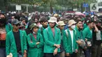 Massa aksi yang terdiri dari mahasiswa, buruh serta pelajar berkumpul di sekitar Tugu Proklamasi, Jakarta, Kamis (8/10/2020). Massa aksi bersiap menggelar unjuk rasa di Istana Negara untuk mengajukan protes atas disahkannya RUU Omnibus Law Cipta Kerja (Ciptaker). (Liputan6.com/Immanuel Antonius)