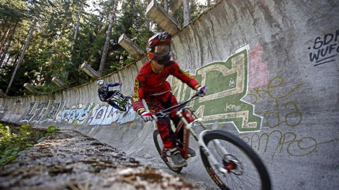 Aksi nekat bikers Downhill ngebut di lintasan miring 90 derajat