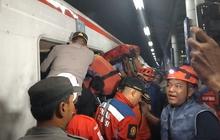 Evakuasi Korban Tabrakan Kereta di Bekasi Timur, Petugas Gunakan Gergaji dan Gerinda