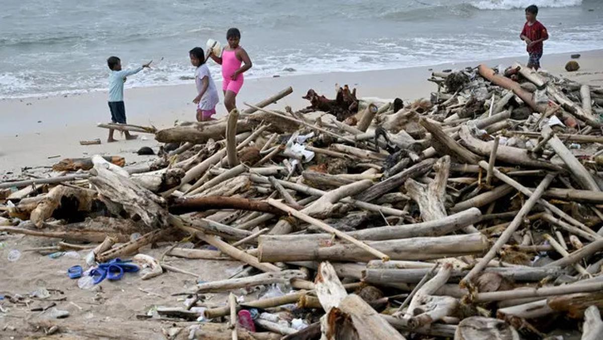 Ironis, Saat Libur Akhir Tahun Pantai Kuta Justru Dipenuhi Sampah Kiriman