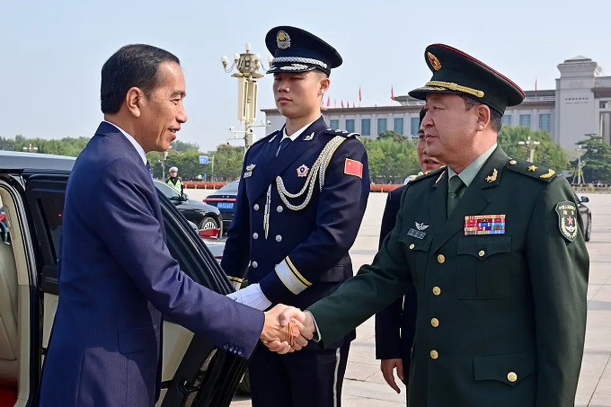 Presiden Republik Indonesia Joko Widodo (Jokowi) mengunjungi Monumen Pahlawan Rakyat, Tiananmen Square, di Beijing, China, pada Selasa (17/10/2023).