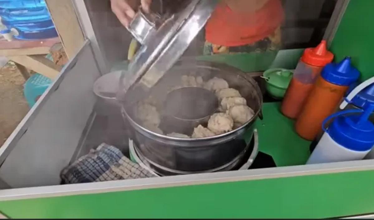 Menariknya, warung ini sehari-hari buka hingga tengah malam. Lisa menyebutkan biasanya ia baru menutup warungnya pukul 00.00 WIB.&nbsp;