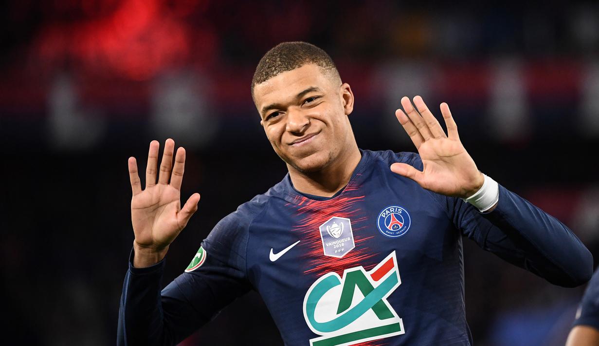 Striker Paris Saint-Germain (PSG), Kylian Mbappe, merayakan gol ke gawang FC Nantes pada laga semifinal Piala Prancis 2019 di Stadion Parc des Princes, Rabu (3/4). PSG menang 3-0 atas FC Nantes. (AFP/Franck Fife)