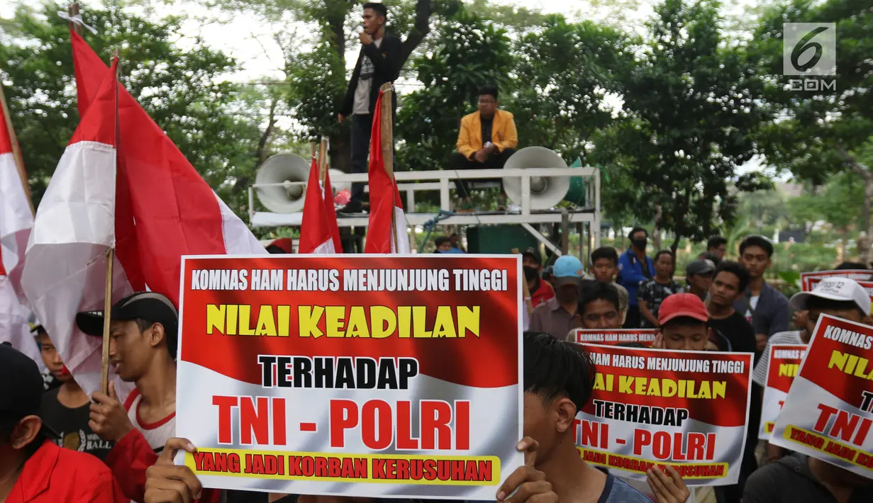 Masa dari aliansi mahasiswa dan pemuda relawan cinta NKRI membawa poster dalam aksi damai di kantor Komnas HAM Jakarta, Senin (17/6/2019). Mereka menuntut Komnas HAM bersikap adil untuk menginvestigasi korban kerusuhan 21-22 Mei dimana aparat keamanan juga menjadi korban. (Liputan6.com/Angga Yuniar)