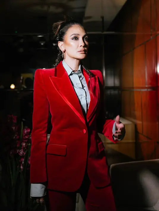 Penampilan Luna Maya bak boneka dengan work wear berwarna merah. Setelan blazer dengan celana panjang merah dipadu dengan kemeja, membuat Luna Maya tampil dengan nuansa lady boss yang sempurna. [Foto: Instagram/lunamaya]