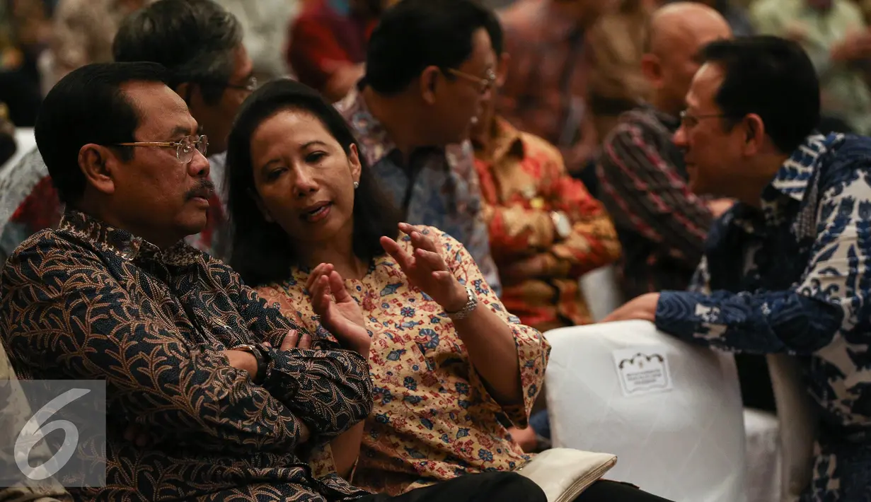 Jaksa Agung HM Prasetyo (kiri) berbincang dengan Menteri BUMN Rini Soermano saat mengikuti program kebijakan pengampunan pajak atau tax amnesty di Kantor Pusat Dirjen Pajak, Jakarta, Jumat (1/7). (Liputan6.com/Faizal Fanani)