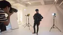 Model Korsel, Han Hyun-Min menjalani pemotretan di sebuah studio di Seoul, 7 Juli 2017. Remaja dengan tinggi 184 cm dan berat 56 kg ini kini merupakan model sukses yang telah muncul di beberapa fashion show termasuk Seoul Fashion Week. (Ed JONES / AFP)