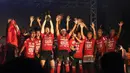 Para pemain Bali United merayakan gelar juara Liga 1 2019 di Stadion Kapten I Wayan Dipta, Bali, Senin (23/12). Puncak perayaan juara ini dimeriahkan Via Vallen dan Tari Kecak. (Bola.com/Aditya Wany)