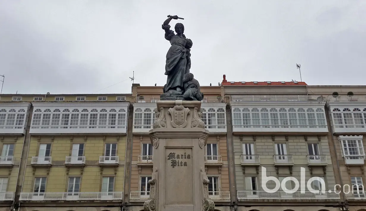 Patung Maria Pita yang terletak di tengah kota menjadi salah satu tujuan wisatawan yang hendak berkunjung ke kota La Coruna. (Bola.com/Okky Herman Dilaga)
