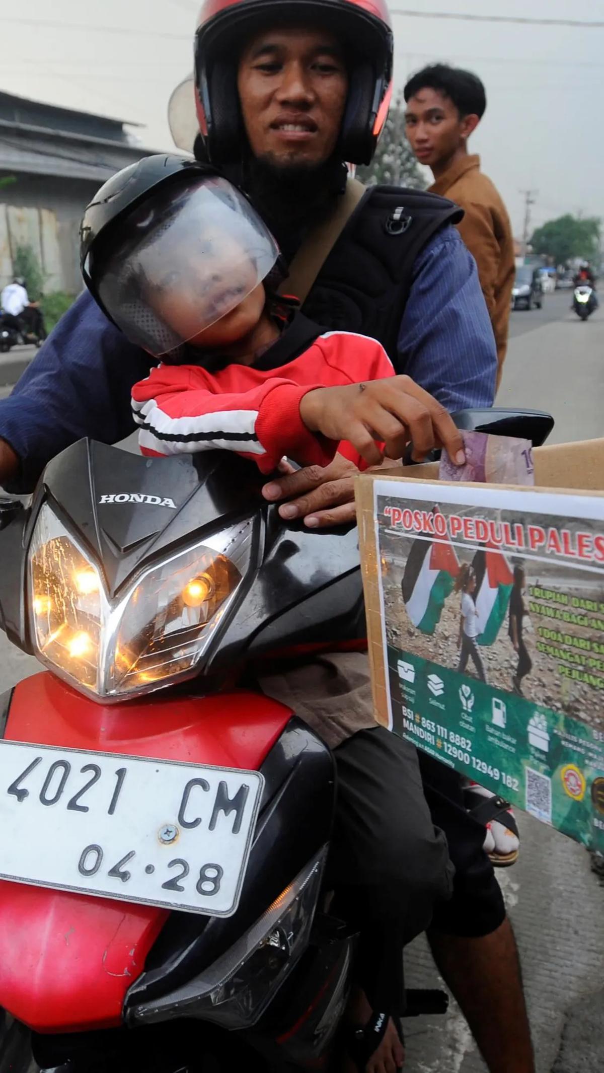 Dalam sehari, mereka mengaku dapat mengumpulkan dana solidaritas antara Rp8 juta hingga Rp10 juta per hari.