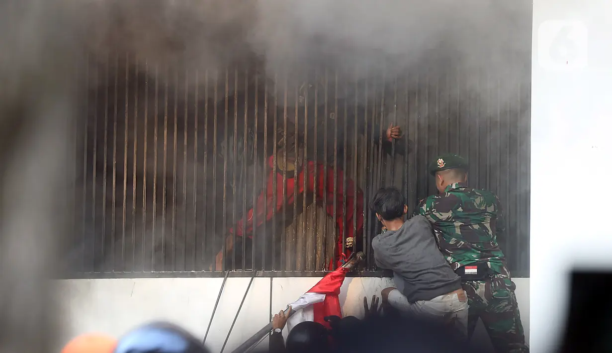 Asap hitam mengepul dari dalam gedung. (Liputan6.com/Helmi Fithriansyah)