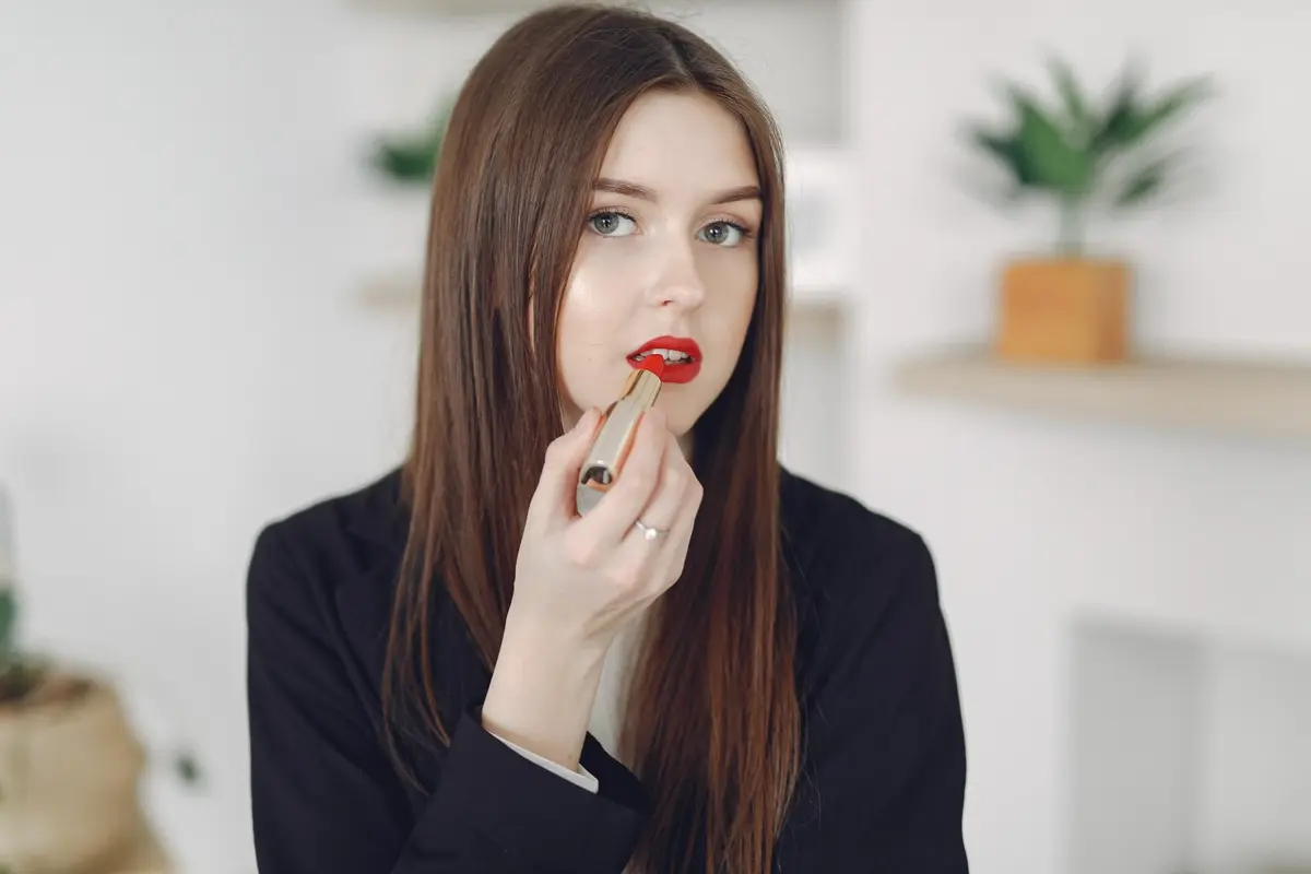 6 Tips Aplikasi Makeup Berry Lips dengan Neutral Eyes untuk Aura Playful & Strong