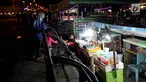Penjual menjajakan dagangannya di atas perahu di Alun-Alun Sungai Kapuas, Pontianak, Kalimantan Barat, Kamis (12/4). Pemerintah Kota Pontianak melarang para pedagang tersebut berjualan di darat. (Liputan6.com/Johan Tallo)