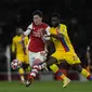 Bek Arsenal, Takehiro Tomiyasu berebut bola dengan pemain Crystal Palace, Odsonne Edouard  pada pertandingan lanjutan Liga Inggris di Stadion Emirates, London, Selasa (19/10/2021). Arsenal bermain imbang atas Crystal Palace 2-2. (AP Photo/Alastair Grant)