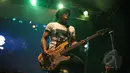 Aksi bassist Superman Is Dead (SID), Eka Rock saat ikut meramaikan ajang Indonesia Greaser Party 2015 di Plaza Barat Senayan, Jakarta, Minggu (12/4/2015). (Liputan6.com/Faizal Fanani) 