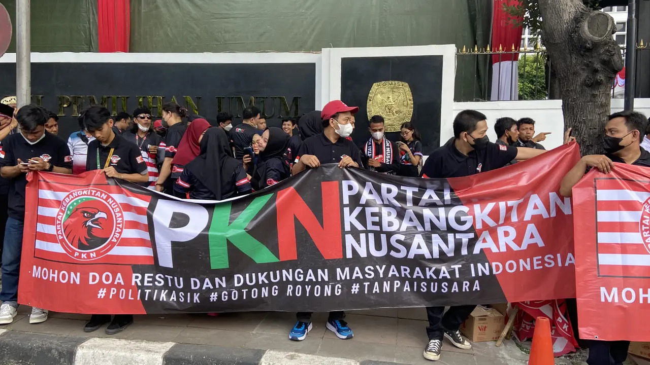 Partai Kebangkitan Nusantara (PKN) mendaftar ke Kantor Komisi Pemilihan Umum (KPU) (Liputan6.com/Muhammad Radityo Priyasmoro)