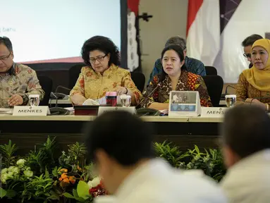 Menko PMK Puan Maharani (kedua kanan) saat memimpin rapat tingkat Menteri di Kementerian Kemenko PMK) Jakarta, Kamis (30/3). Rapat tersebut membahas pengendalian Defisit DJS Kesehatan. (Liputan6.com/Faizal Fanani)
