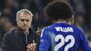 Pelatih Chelsea  Jose Mourinho memberikan tepuk tangan kepada Willian saat pada lanjutan Liga Champion Grup G di Stadion Stamford Bridge, London, Rabu (4/11/2015) dini hari. Chelsea memang 2-1. (Reuters / Toby Melville)