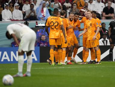 Pemain Belanda merayakan gol pertama timnya ke gawang Qatar yang dicetak oleh Cody Gakpo saat matchday ketiga Grup A Piala Dunia 2022 di Stadion Al Bayt, Selasa (29/11/2022). (AP/Lee Jin-man)