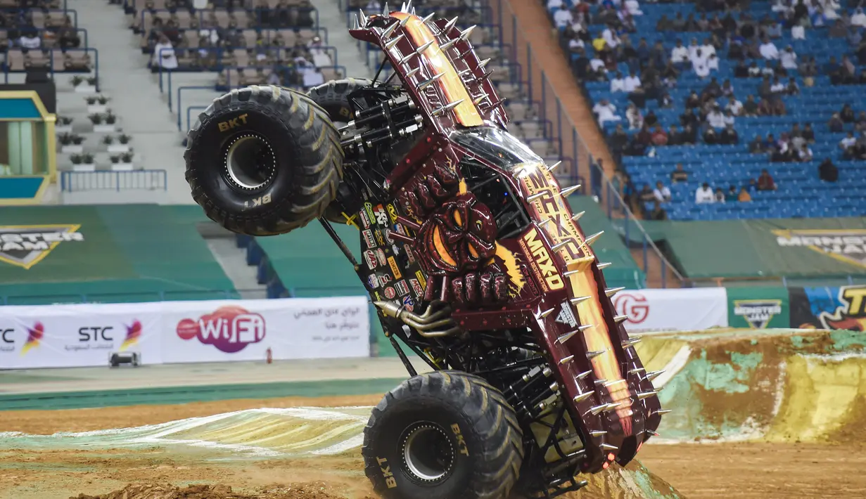 Aksi truk monster pertunjukan Monster Jam di stadion Raja Fahad, Riyadh, Arab Saudi, Jumat (17/3). Acara ini diselenggarakan General Entertainment Authority. (AFP Photo/Fayez Nureldine)
