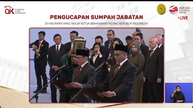 Pengucapan sumpah jabatan Agusman sebagai dan Hasan Fawzi sebagai ADK OJK periode 2023-2028.