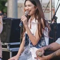 Memiliki gaya memikat, OOTD Mikha Tambayong curi perhatian. [Foto: Instagram/ Mikha Tambayong]