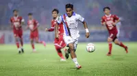 Pemain PSBS Biak, Muhammad Tahir menguasai bola saat menghadapi Semen Padang pada laga leg kedua final Pegadaian Liga 2 2023/2024 di Stadion GOR Haji Agus Salim, Padang, Sabtu (9/3/2024). (Bola.com/Bagaskara Lazuardi)