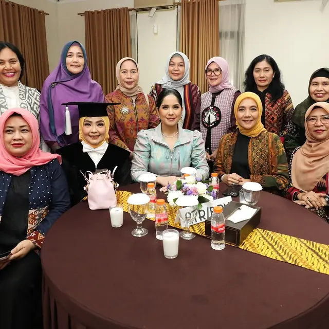 Potret Annisa Pohan hadiri pengukuhan guru besar salah satu anggota Ikawati ATR/BPN (Sumber: Instagram/@annisayudhoyono)