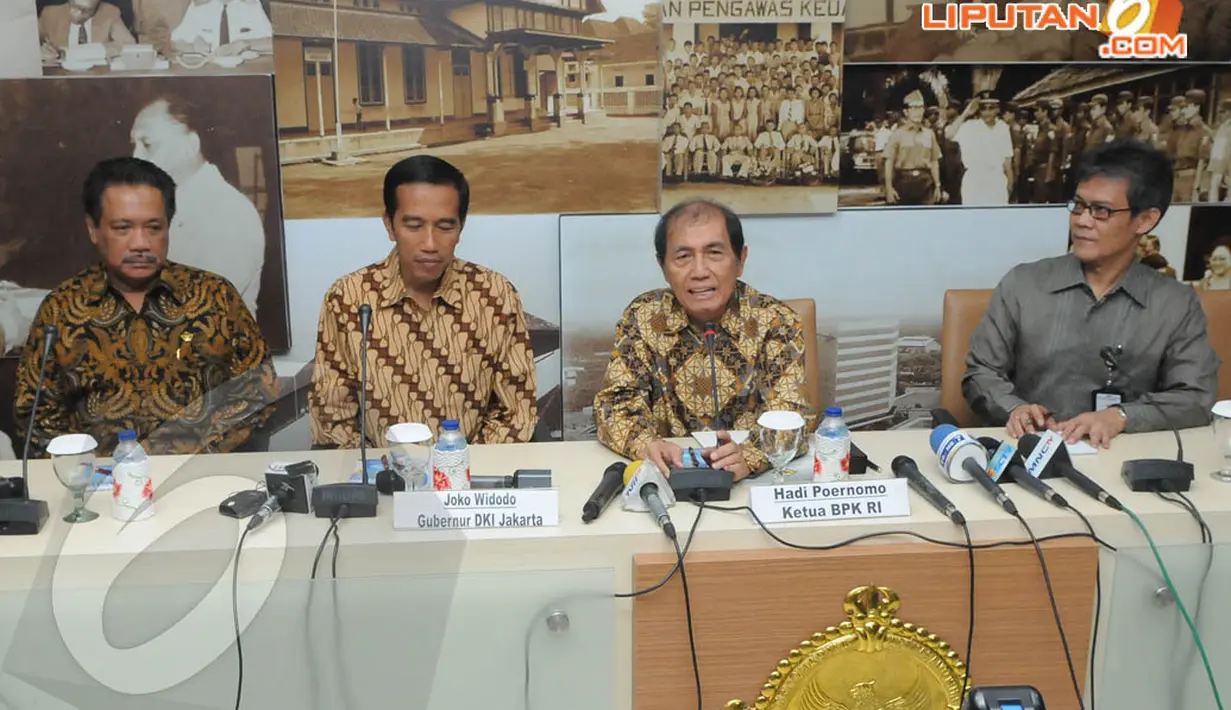 Jokowi dan Ketua BPK Hadi Poernomo menggelar konferensi pers usai penantangan kerjasama Pemda DKI dengan BPK, Jakarta, Rabu (16/4/2014) (Liputan6.com/Herman Zakharia).