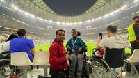 Cerita Penyandang Disabilitas Asal Bandung Faisal Rusdi (tengah, kursi roda) Nonton Piala Dunia di Stadion Lusail Qatar ditemani tim mobility asistance Daeng Sila (jaket merah). Foto: Dok Pribadi.