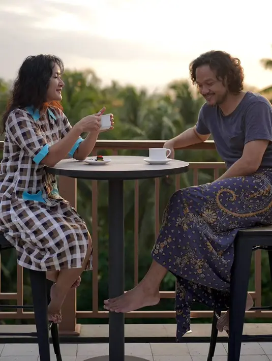 Setelah asik menikmati momen liburan bersama anak-anak, Dwi Sasono dan Widi mulia terlihat asik menikmati waktu bersama. Menikmati kopi dan teh sembari menanti matahari tenggelam membuat suasana terlihat romantis. (Liputan6.com/IG/@dwisasono)