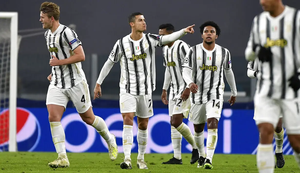 Pemain Juventus Cristiano Ronaldo (kedua kiri) melakukan selebrasi usai mencetak gol ke gawang Ferencvaros pada pertandingan Grup G Liga Champions di Allianz Stadium, Turin, Italia, Selasa (24/11/2020). Juventus melaju ke 16 besar Liga Champions usai menekuk Ferencvaros 2-1. (Marco Alpozzi/LaPresse