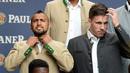 Pemain baru Munchen, Arturo Vidal, merapikan baju yang dikenakannya. (AFP Photo/Christof Stache)