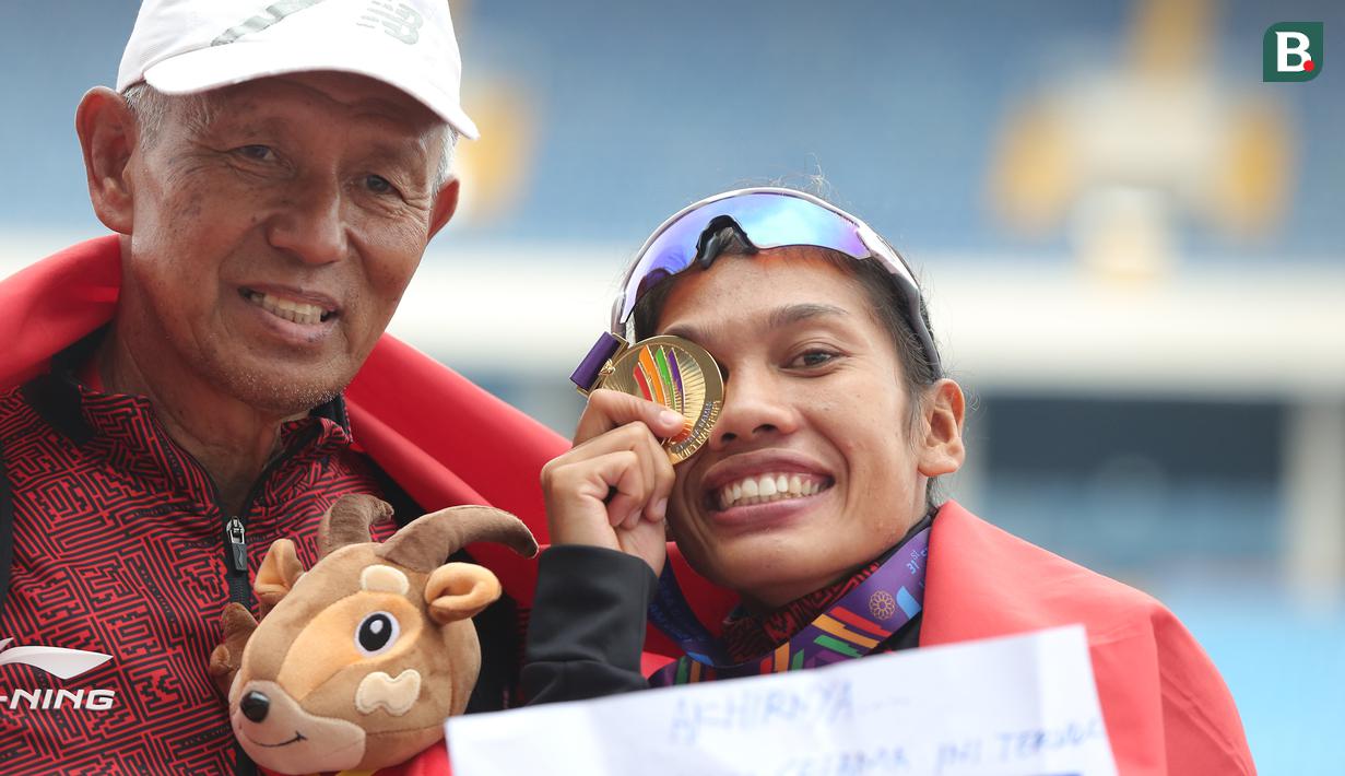 Kontingen Indonesia menambah perolehan medali emas di SEA Games 2021 Vietnam, Kamis (19/5/2022) dari cabang atletik nomor marathon putri atas nama Odekta Elvina Naibaho. Suasana haru pun menyeruak usai pelari kelahiran Desa Soban, Dairi, Sumatera Utara itu menyentuh garis finis. (Bola.com/Ikhwan Yanuar)