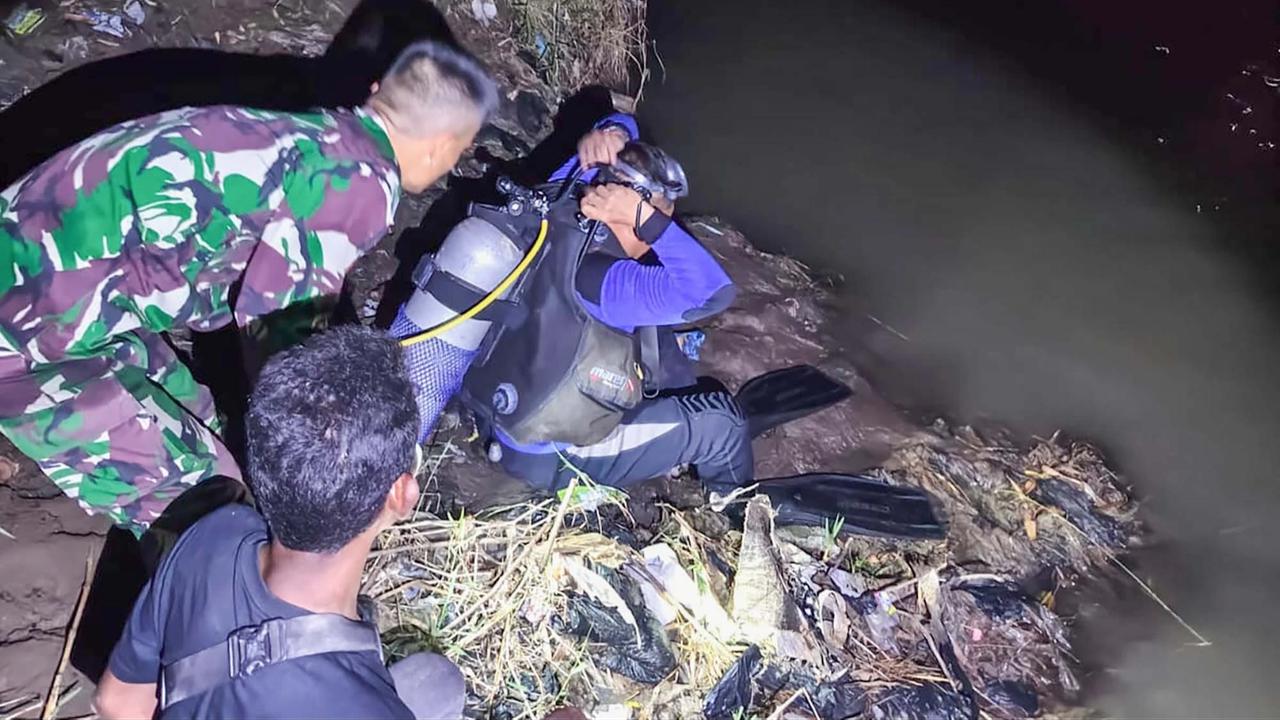 FOTO: TNI AL Evakuasi Dua Korban Tenggelam di Sungai Cisanggarung Cirebon