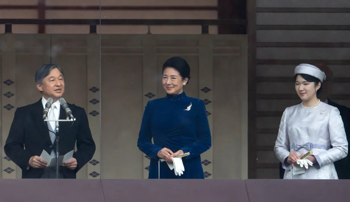Kaisar Jepang Naruhito menyampaikan pidato didampingi Permaisuri Masako dan putri mereka, Putri Aiko (kiri ke kanan) di balkon Istana Kekaisaran di Tokyo pada tanggal 23 Februari 2024. (Tomohiro Ohsumi/POOL/AFP)