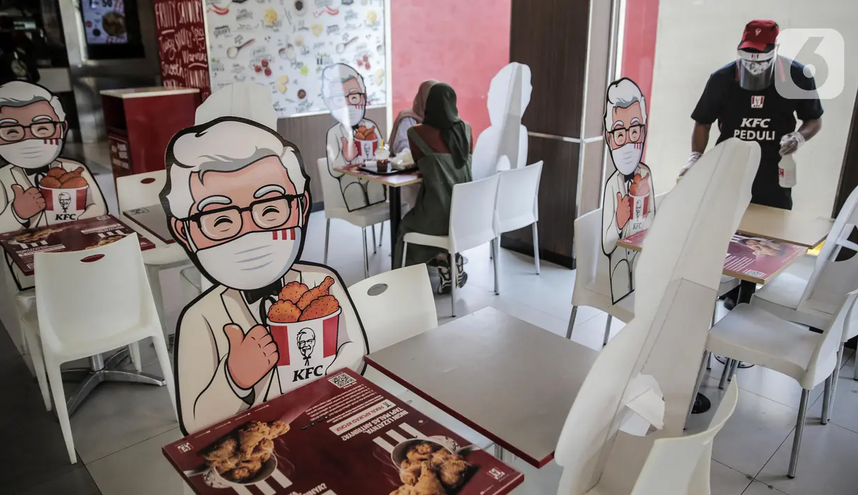 Banner bergambar karakter terlihat di KFC Salemba, Jakarta, Selasa (23/6/2020). Banner bergambar tersebut berguna untuk pembatas bagi pengunjung yang makan di tempat saat fase kenormalan baru. (Liputan6.com/Faizal Fanani)