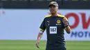 Pelatih Borussia Dortmund, Lucien Favre, memberikan arahan kepada pemainnya saat sesi latihan di Dortmund Bracker Training Ground, Dortmund, Selasa (4/8/2020). Skuat Borussia Dortmund mulai jalani sesi latihan pramusim kompetisi Bundesliga 2020/2021. (AFP/Ina Fassbender)