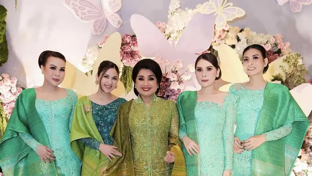 Jessica Mila saat putrinya dibaptis pakai kebaya. [@nataliahasibuan]