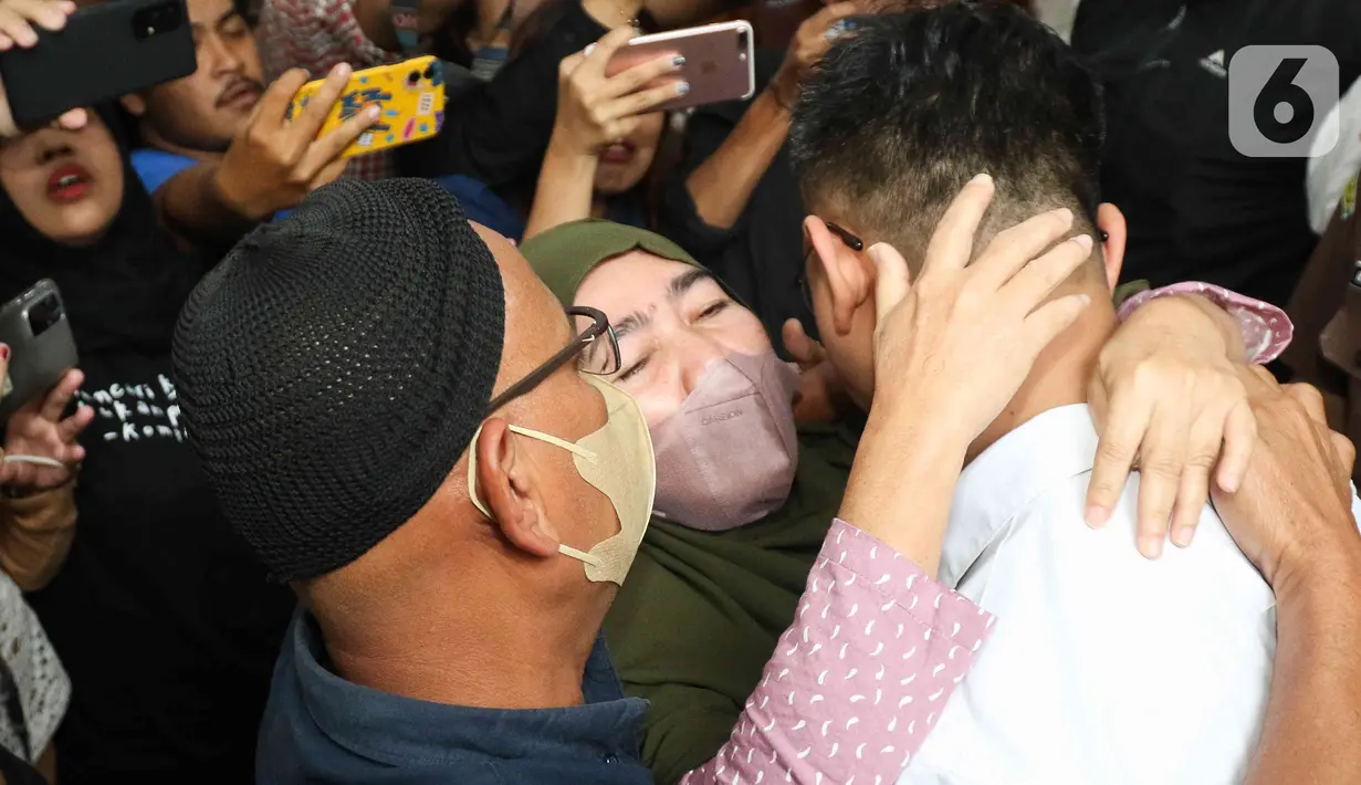 Terdakwa kasus dugaan perintangan penyidikan pada kasus pembunuhan Brigadir Yosua, Irfan Widyanto dipeluk oleh orang tuanya usai menjalani sidang putusan di Pengadilan Negeri Jakarta Selatan, Jumat (24/2/2023).  AKP Irfan Widyanto divonis 10 bulan penjara dan denda sebesar Rp10 Juta oleh Majelis Hakim Pengadilan Negeri Jakarta Selatan. (Liputan6.com/Herman Zakharia)