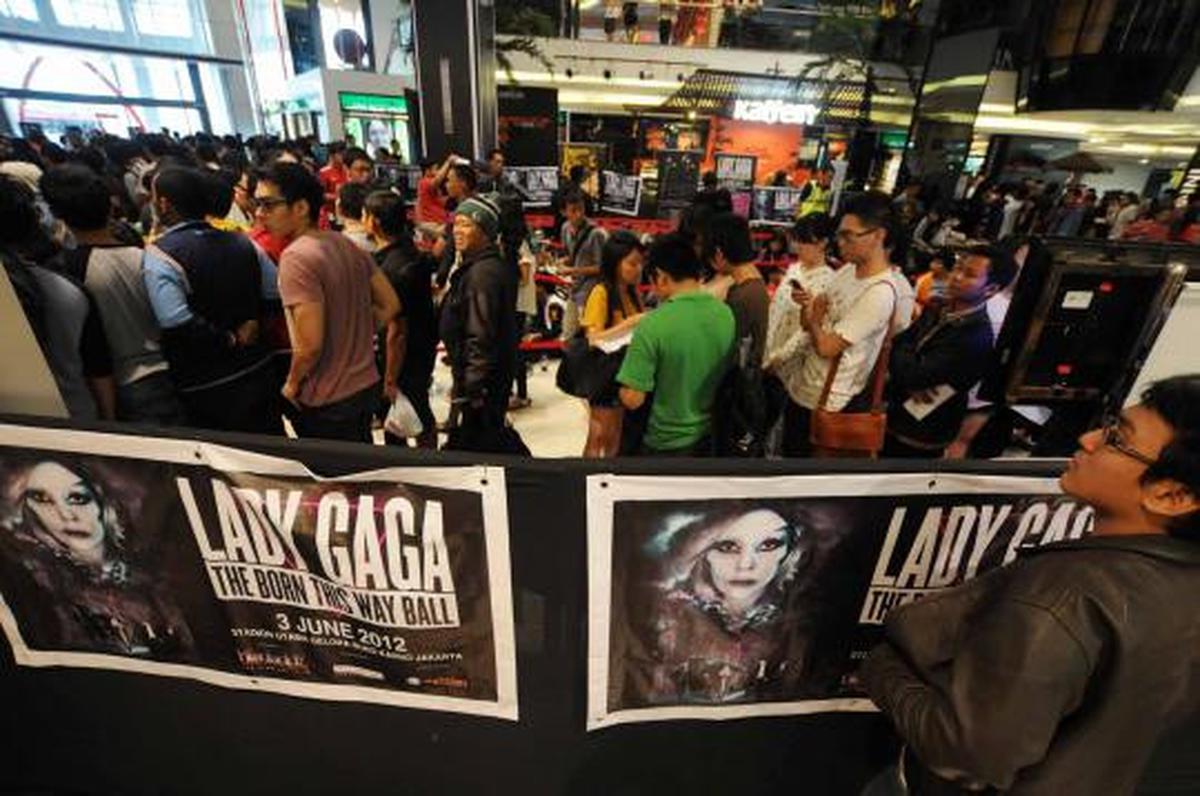Ratusan penggemar antre beli tiket Lady Gaga